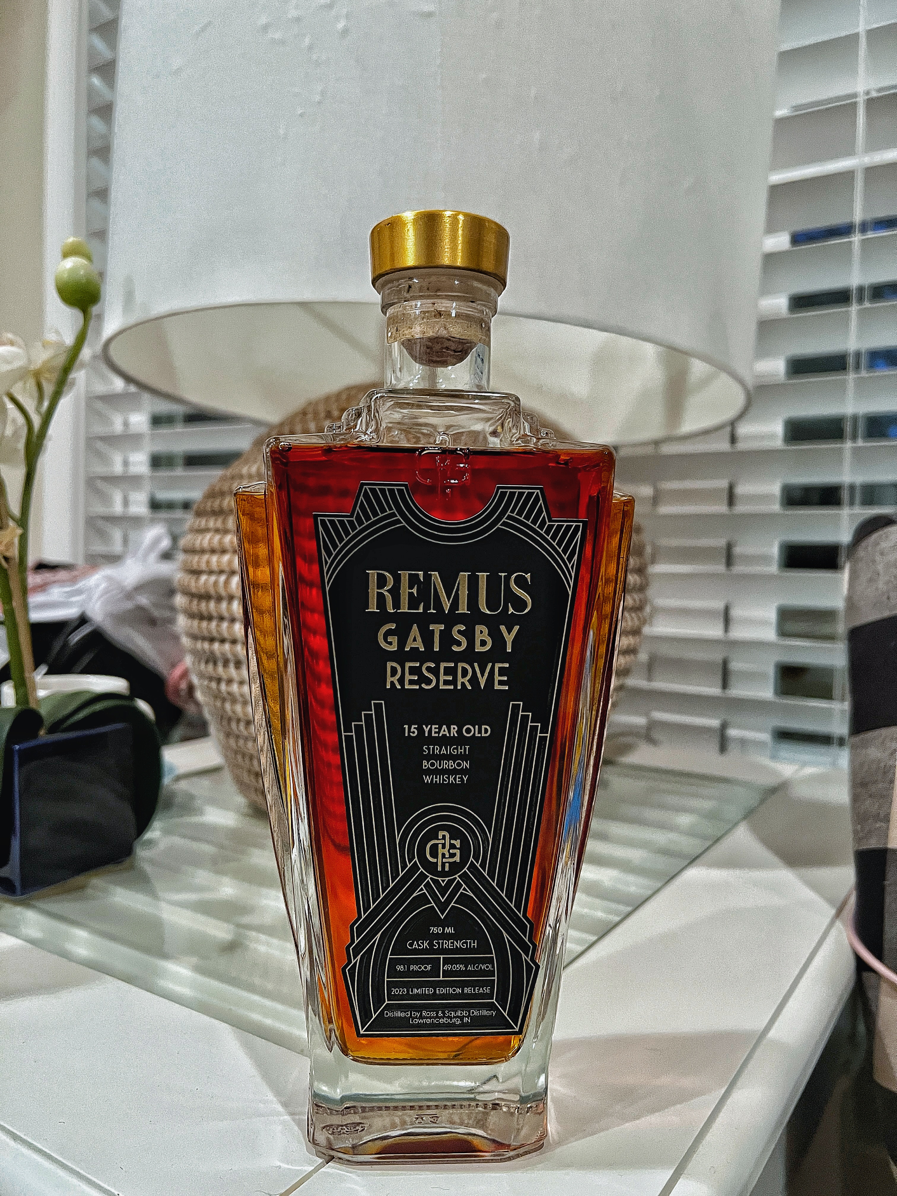 Remus Gatsby Reserve 2023 with lamp on a inn table.